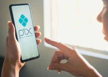 Pessoa usando um smartphone para acessar o Pix, mostrando a praticidade da antecipação salarial via aplicativo.