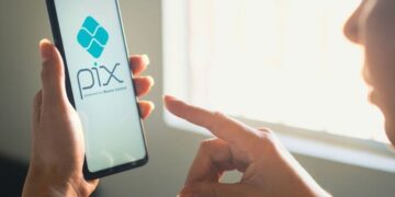 Pessoa usando um smartphone para acessar o Pix, mostrando a praticidade da antecipação salarial via aplicativo.