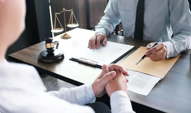Advogado atendendo casal em consultoria jurídica gratuita