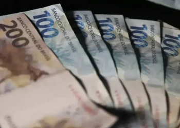Notas de 100 e 200 reais representando o crédito disponível para trabalhadores no Brasil.