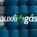 Pilhas de botijões de gás com logotipo do programa Auxílio Gás do governo brasileiro.