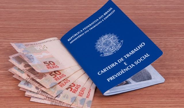 Carteira de Trabalho e cédulas de dinheiro, representando o conceito de empréstimo consignado para trabalhadores com carteira assinada.