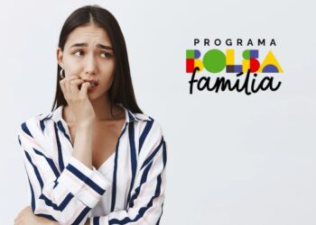 Mulher preocupada olhando para o lado, com o logo do Programa Bolsa Família ao lado.