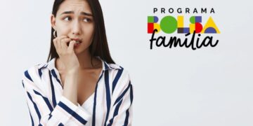 Mulher preocupada olhando para o lado, com o logo do Programa Bolsa Família ao lado.