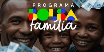 Família sorrindo com dinheiro do Bolsa Família