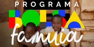 Crianças sorrindo olhando pela janela de madeira, com o texto colorido “Programa Bolsa Família” sobreposto.