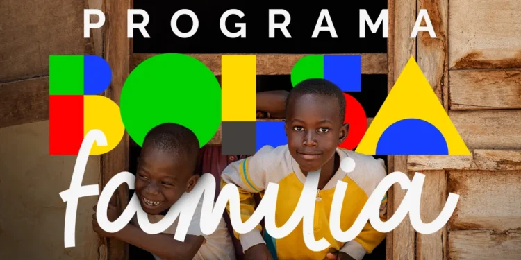 Crianças sorrindo olhando pela janela de madeira, com o texto colorido “Programa Bolsa Família” sobreposto.