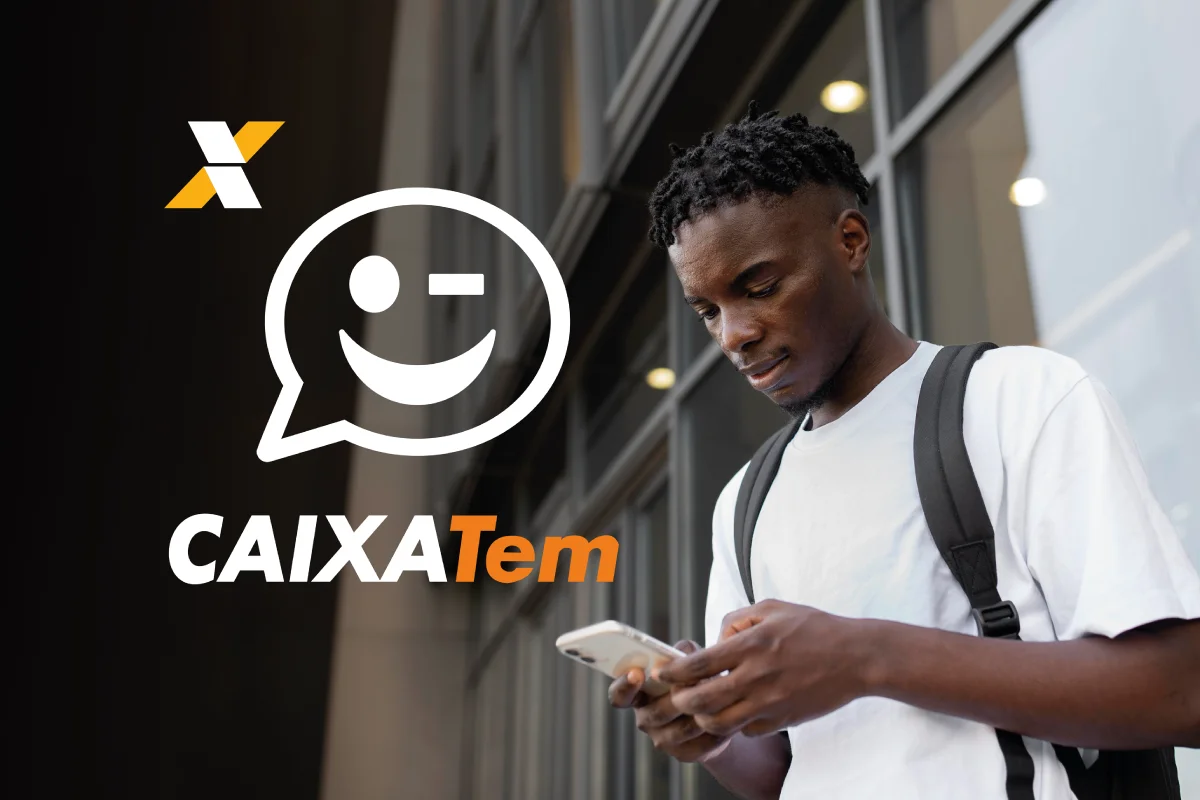 Imagem do aplicativo Caixa Tem, com um jovem utilizando o celular, representando os canais de atendimento do programa Pé-de-Meia.