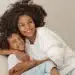 Mãe e filho felizes abraçados, representando mães beneficiadas pelo pagamento em Pernambuco.