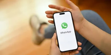 Telefone exibindo o ícone do WhatsApp, simbolizando o bloqueio do app em celulares a partir de junho.