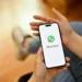 Telefone exibindo o ícone do WhatsApp, simbolizando o bloqueio do app em celulares a partir de junho.