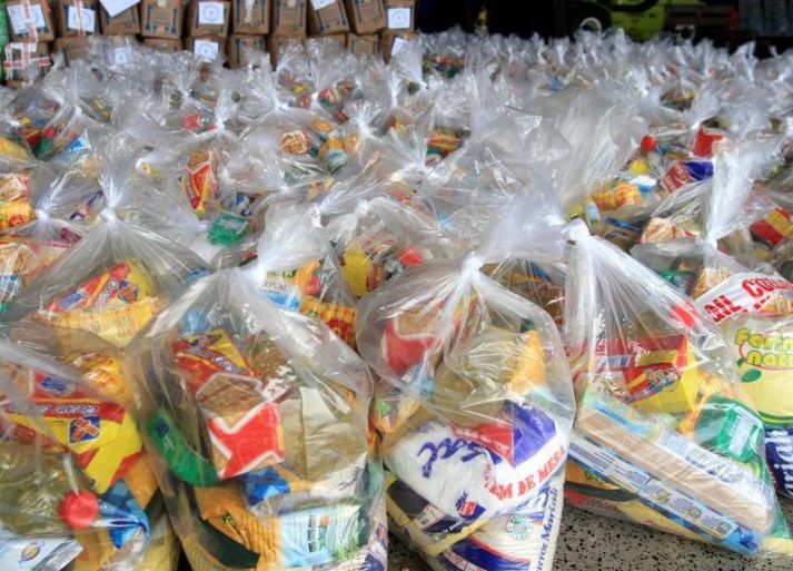 Imagem de vários alimentos sobre a mesa.