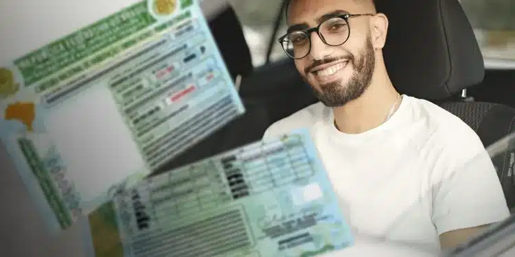 "Pessoa sorrindo enquanto segura a CNH, representando o processo de habilitação realizado pelo Detran."