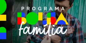 Família em situação de vulnerabilidade com o logo do Programa Bolsa Família em destaque.