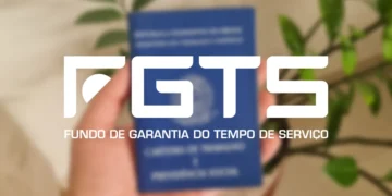 Carteira de trabalho com logo do FGTS em destaque