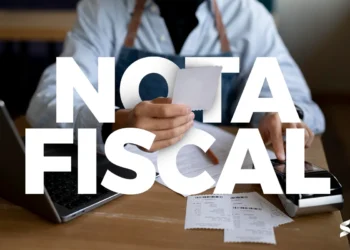 "Pessoa segurando nota fiscal, ilustrando o processo de verificação de contemplação"