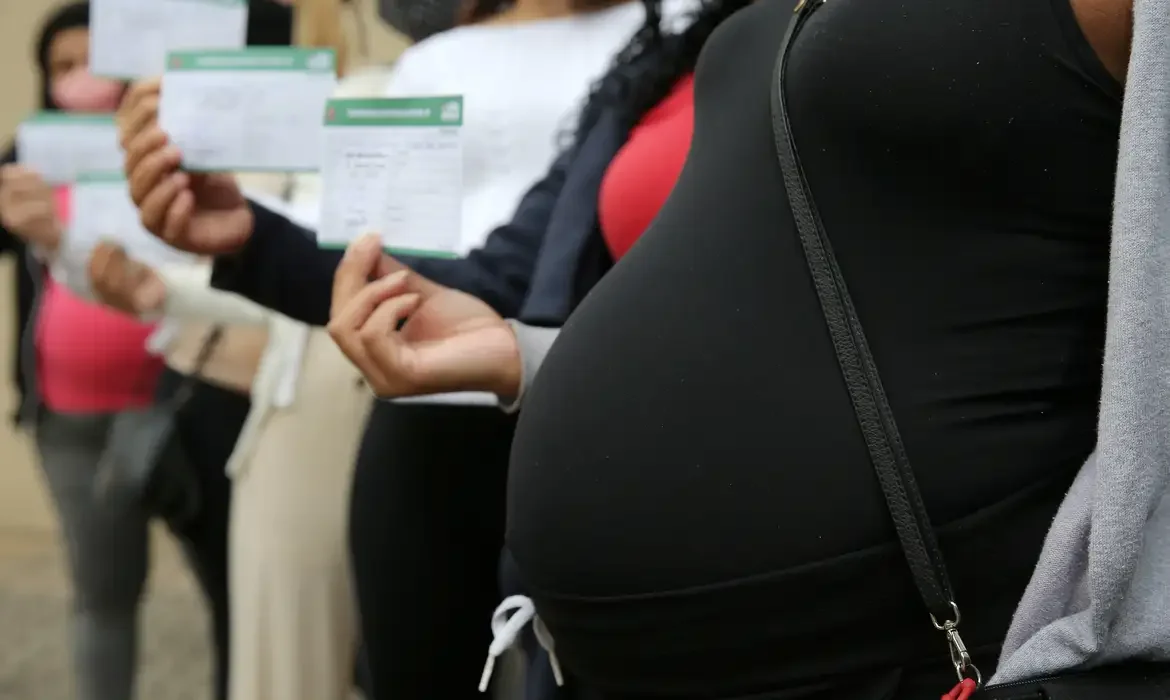 "Gestantes Seguindo Critérios do Bolsa Família" "Grupo de gestantes segurando documentos, simbolizando os critérios a serem seguidos no Programa Bolsa Família."