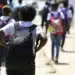 Estudantes a caminho da escola em período de comprovação de matrícula para o salário-família.