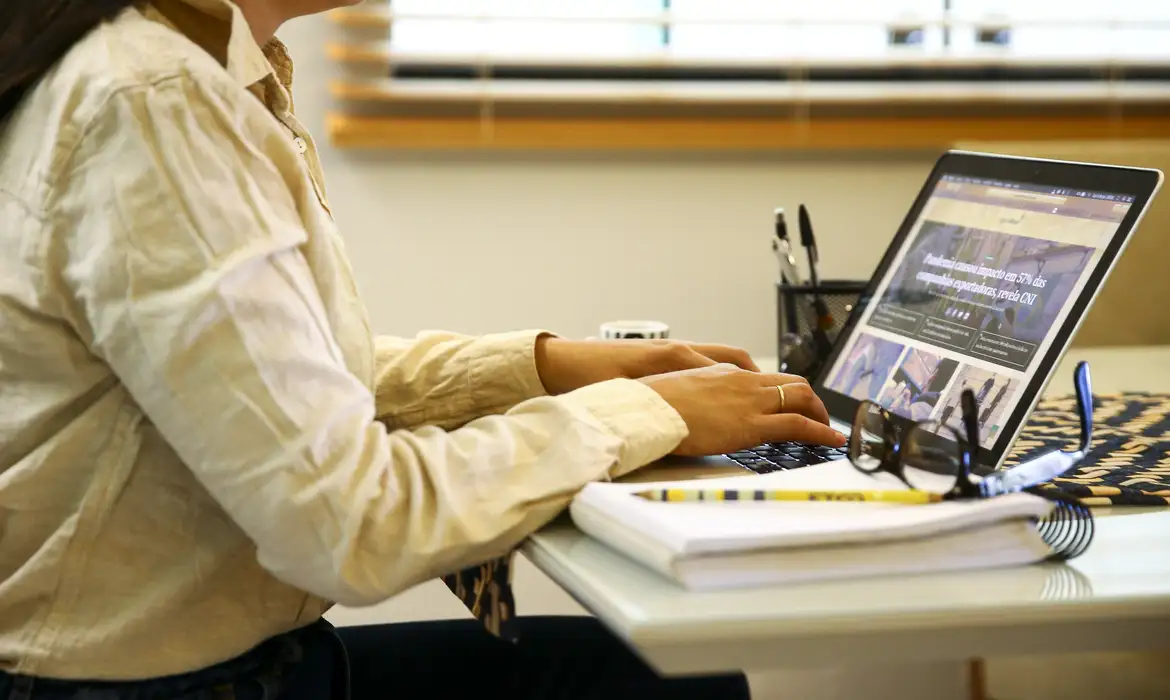 "Pessoa utilizando um laptop para acessar informações, simbolizando o processo de ativação de conta no Banco do Brasil."