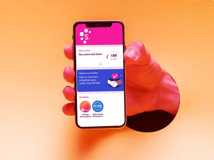 Imagem de um smartphone exibindo a tela do Serasa Score com o alerta de score baixo, com um fundo laranja suave.
