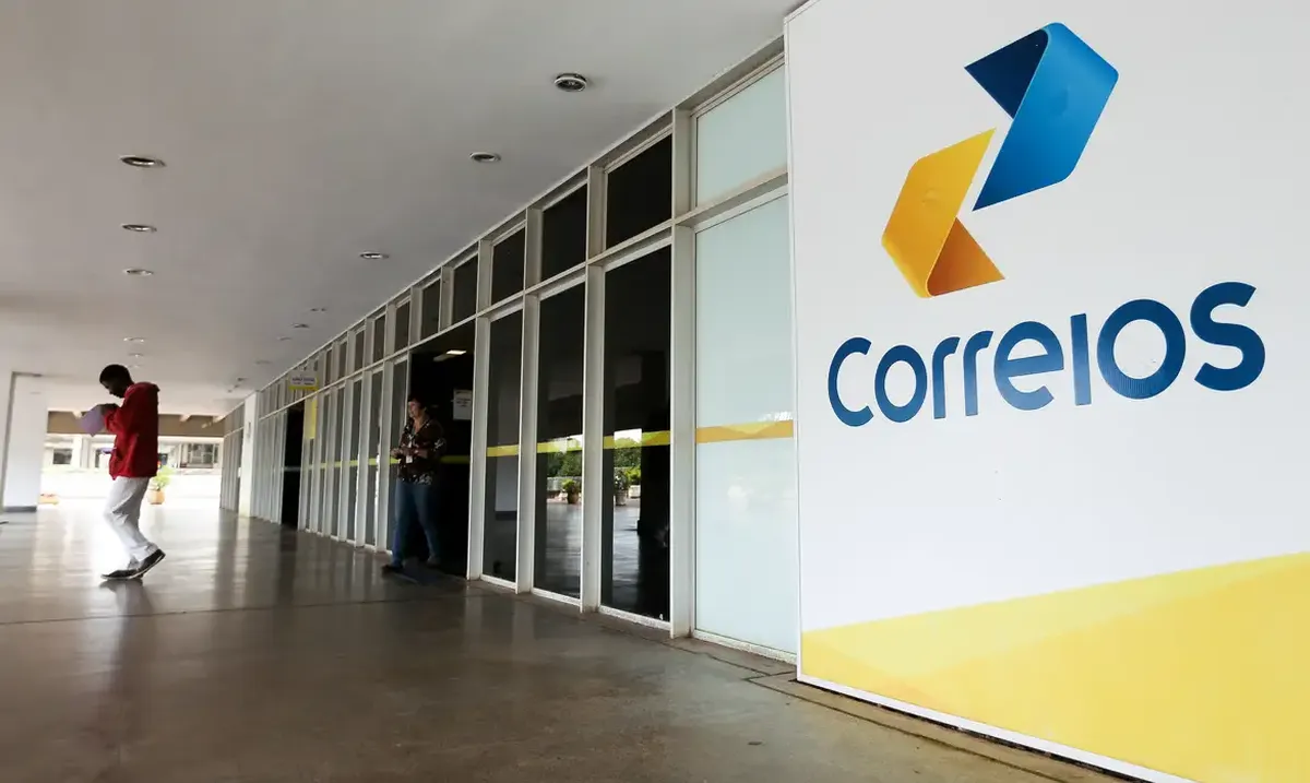  Fachada de agência dos Correios, local de atendimento presencial para casos de descontos indevidos no INSS.