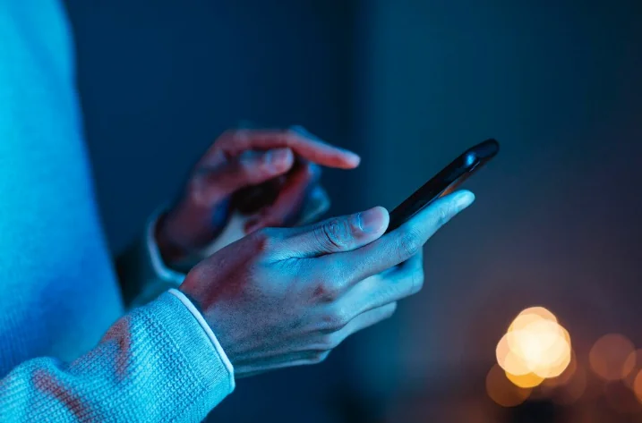 Pessoa utilizando um smartphone, simbolizando o uso do CPF digital em aplicativos oficiais.
