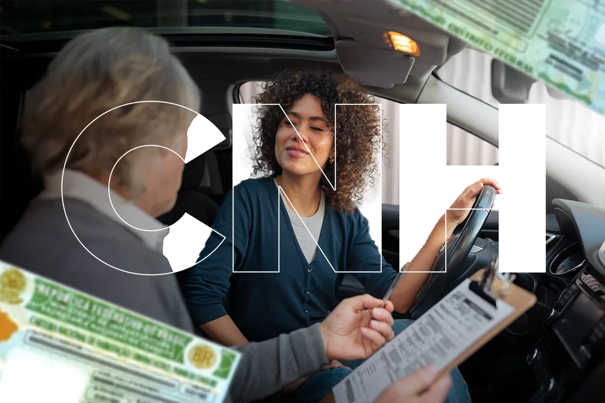 Motorista e instrutor de direção conversando enquanto segura a CNH