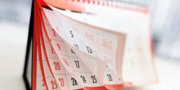 Calendário de mesa destacando os dias do mês, ideal para planejamento de feriados e descanso