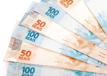 Notas de cinquenta e cem reais, representando o benefício financeiro do programa Devolve ICMS.