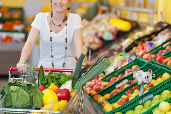 Pessoa comprando alimentos frescos no supermercado