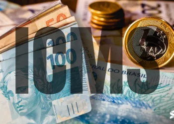 Dinheiro em notas e moedas, com o texto ICMS em destaque, simbolizando o benefício do Devolve ICMS.