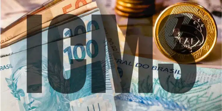 Dinheiro em notas e moedas, com o texto ICMS em destaque, simbolizando o benefício do Devolve ICMS.