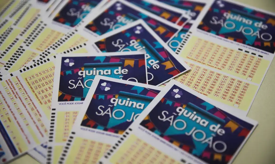 Vários bilhetes da Quina de São João espalhados sobre uma mesa