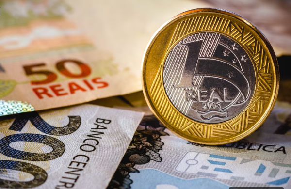 Dinheiro em real brasileiro representando auxílio financeiro do programa Pé-de-Meia Licenciaturas