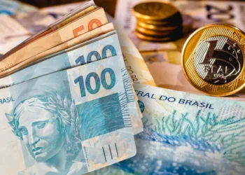 Notas e moedas de real brasileiro em destaque