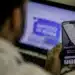 "Tela do site da Receita Federal no celular, destacando a importância de garantir que todas as informações estejam corretas."