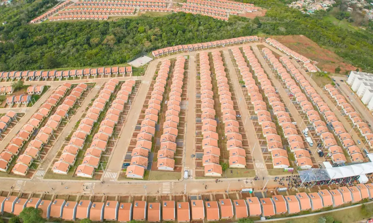 Vista aérea de um conjunto habitacional entregue pelo programa Minha Casa, Minha Vida