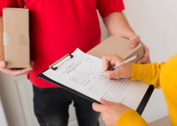 "Pessoa assinando documento enquanto recebe um pacote, ilustrando a simplicidade e praticidade do novo sistema."