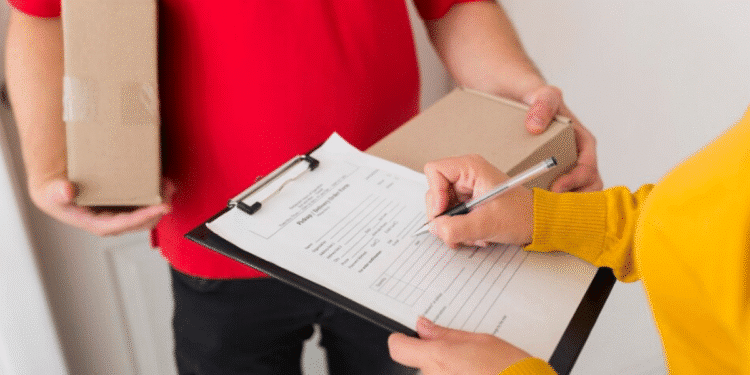 "Pessoa assinando documento enquanto recebe um pacote, ilustrando a simplicidade e praticidade do novo sistema."
