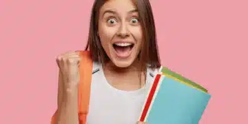 Estudante vibrando de alegria com benefício estudantil