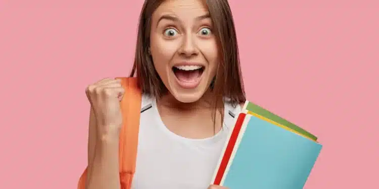 Estudante vibrando de alegria com benefício estudantil