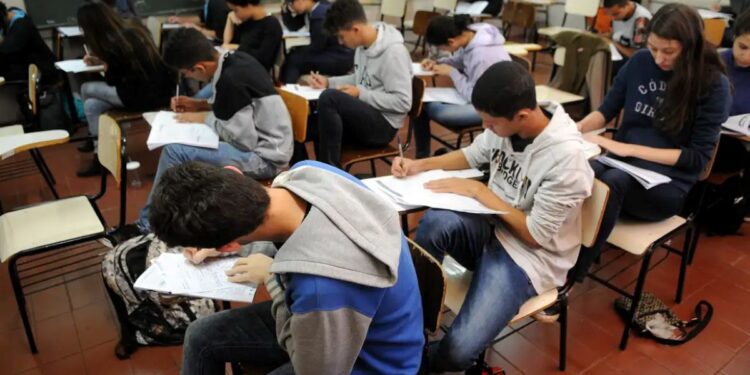 Estudantes fazendo prova em sala de aula em simulado do ENEM
