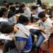 Estudantes fazendo prova em sala de aula em simulado do ENEM