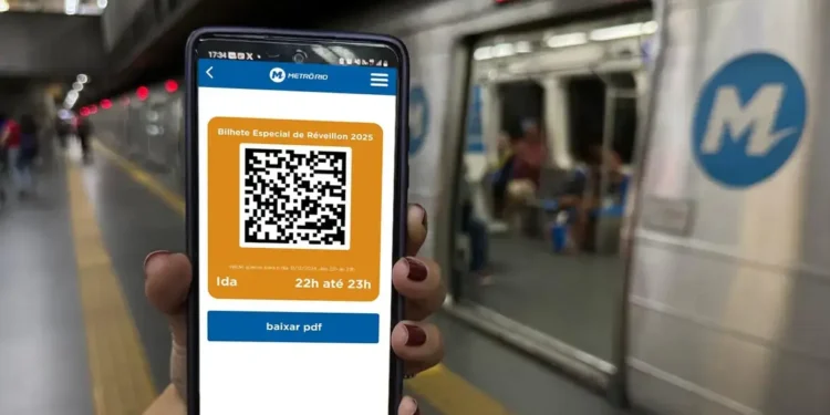 Pessoa segura celular com bilhete digital contendo QR Code em estação de metrô.