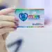 Cartão Mães de Pernambuco sendo segurado por uma mão, representando o benefício do programa estadual.