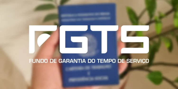 Pessoa segurando carteira de trabalho com destaque para o logotipo do FGTS ao fundo