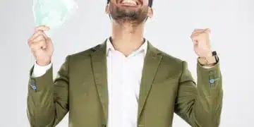 Homem feliz segurando dinheiro em notas verdes, comemorando vitória.
