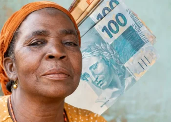 "Mulher idosa segurando dinheiro, simbolizando aposentadoria"