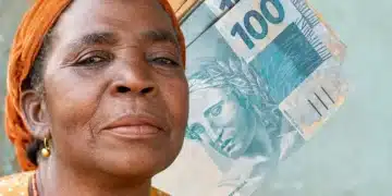 "Mulher idosa segurando dinheiro, simbolizando aposentadoria"