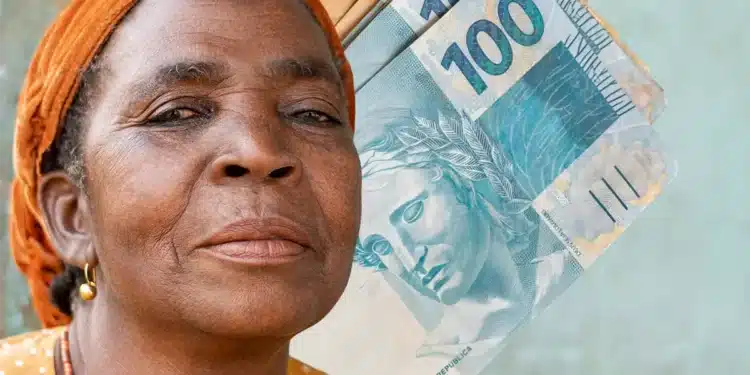 "Mulher idosa segurando dinheiro, simbolizando aposentadoria"